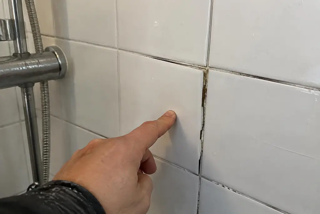 Lekdetectie Heerhugowaard – losse, holle badkamertegels door een lekkage