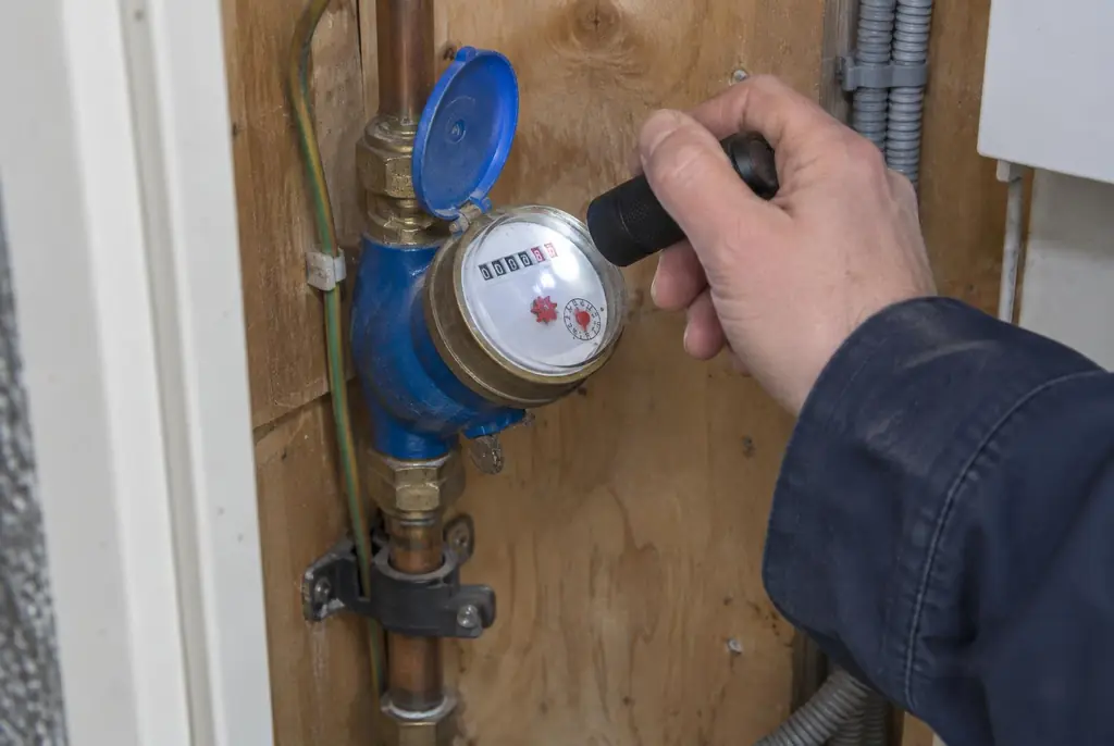 Lekdetectie Heerhugowaard – watermeter in de meterkast controleren met een zaklamp